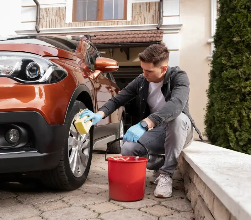 Lavage auto à domicile Villiers-sous-Mortagne : professionnel intervenant sur un véhicule